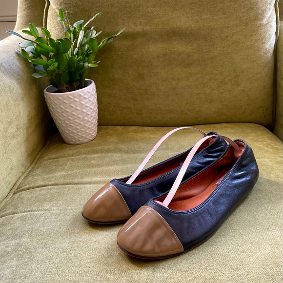 Classic Lanvin Navy and Tan Ballet Flats - Picture 1 of 5